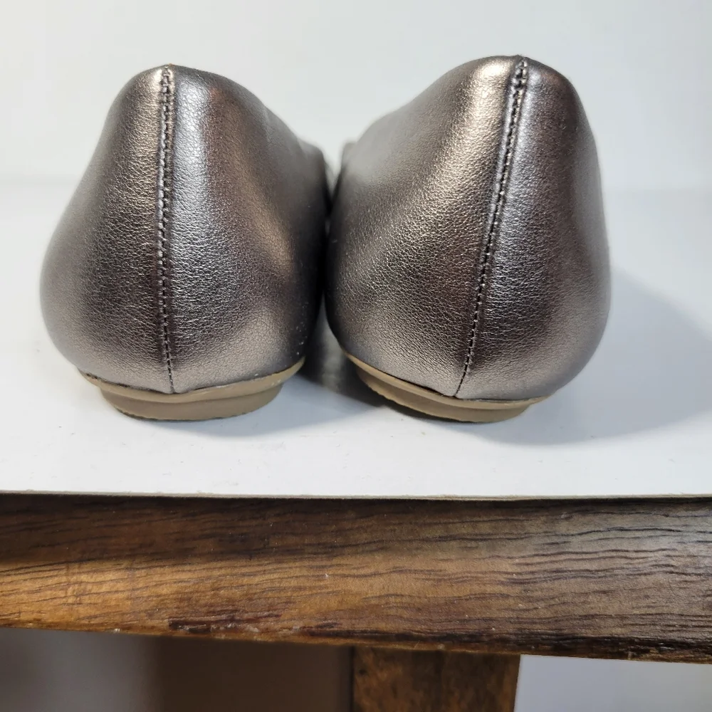 Womans Dr. Scholls Ballet Flats Pewter/Silver Size 6 Buckel Detail Pointy toe - Picture 9 of 10